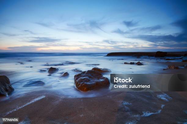 Spiaggia Al Crepuscolo - Fotografie stock e altre immagini di Ambientazione esterna - Ambientazione esterna, Ambientazione tranquilla, Composizione orizzontale