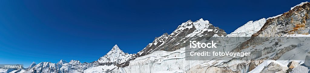 S Mountaineers climbing gran cascada de hielo glaciar picos panorama Amphulapcha Himalayas Nepal - Foto de stock de Carámbano libre de derechos