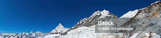 S Mountaineers Climbing Gran Cascada De Hielo Glaciar Picos Panorama Amphulapcha Himalayas Nepal Foto de stock y más banco de imágenes de Carámbano