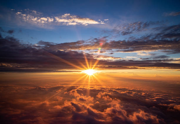 le lever du soleil au-dessus de la mer des nuages - twilight photos et images de collection