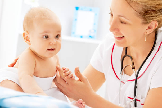 istock Pediatrician friendly at checking baby patient 117146527