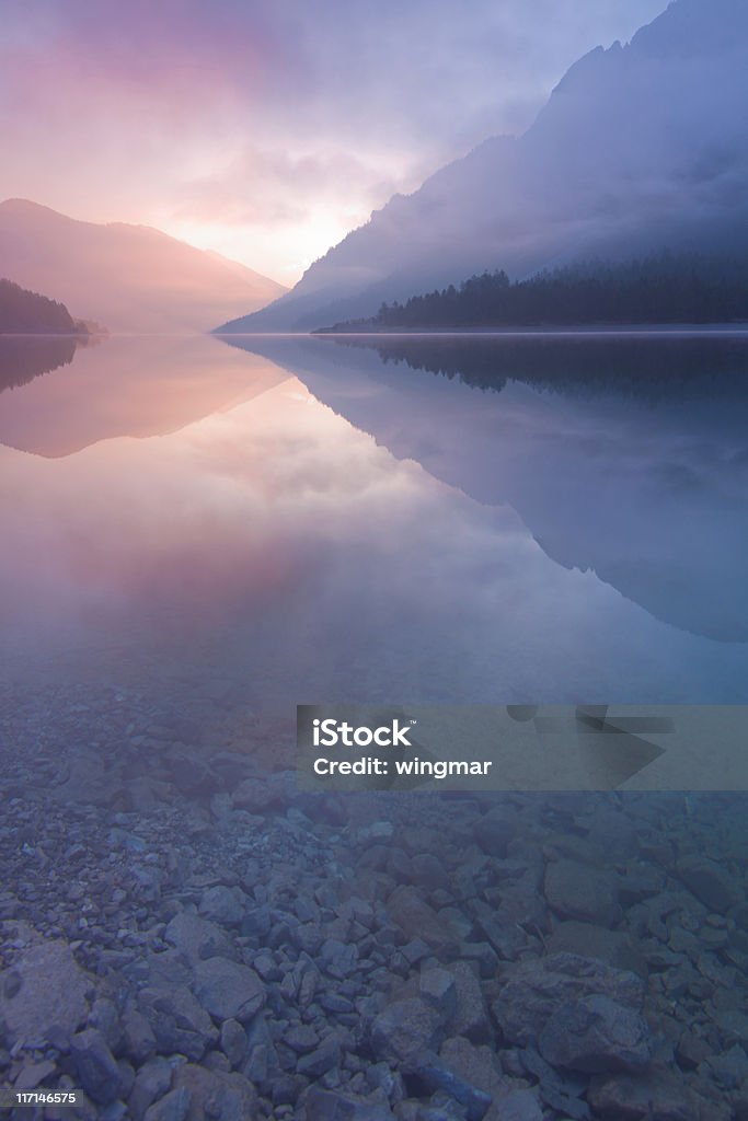 Névoa da manhã no Lago plansee, tirol, Áustria, vertical - Royalty-free Zen Foto de stock