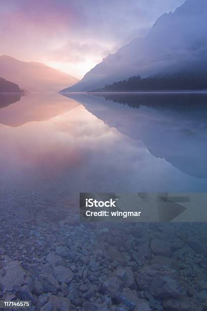 Névoa Da Manhã No Lago Plansee Tirol Áustria Vertical - Fotografias de stock e mais imagens de Zen