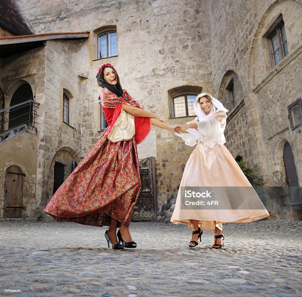 Medieval Damoiselle danse dans une cour historique - Photo de Moyen-Âge libre de droits