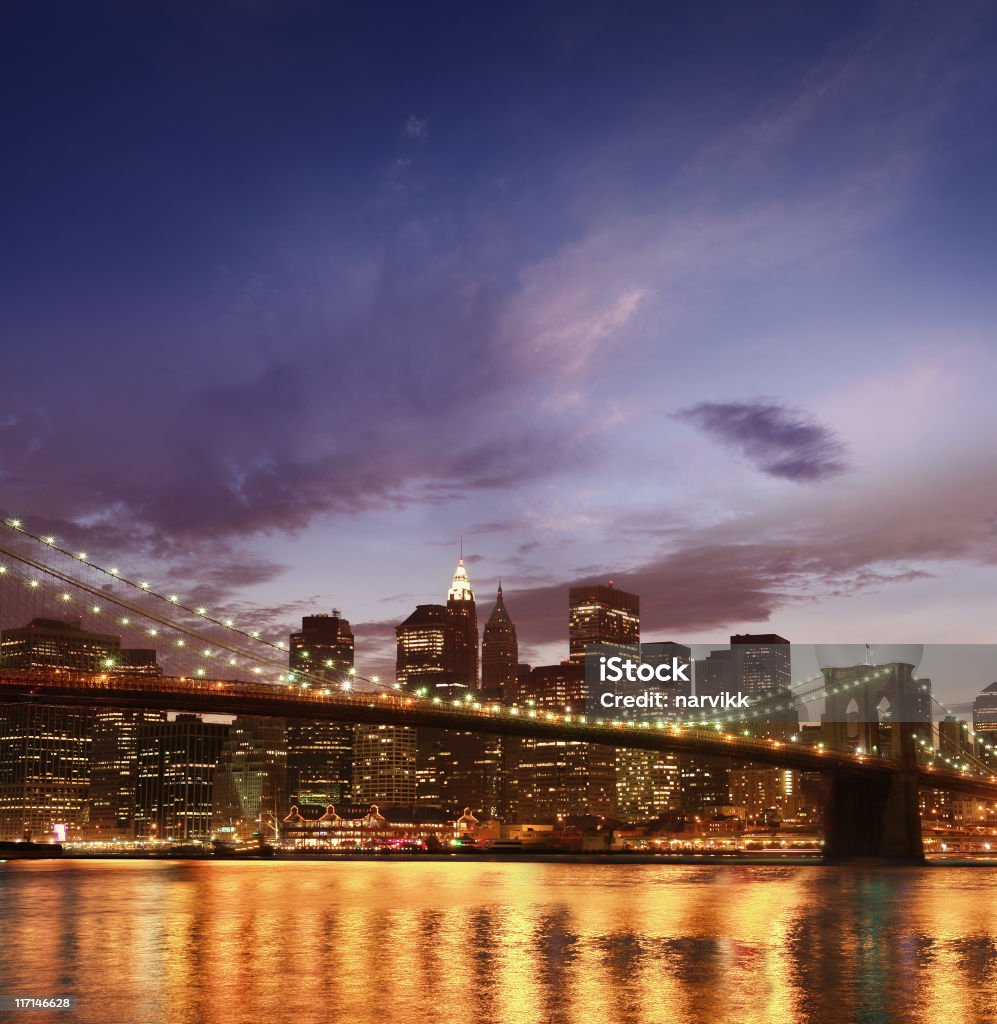 브루클린 브리지 및 Manhattanan by Twilight - 로열티 프리 강 스톡 사진