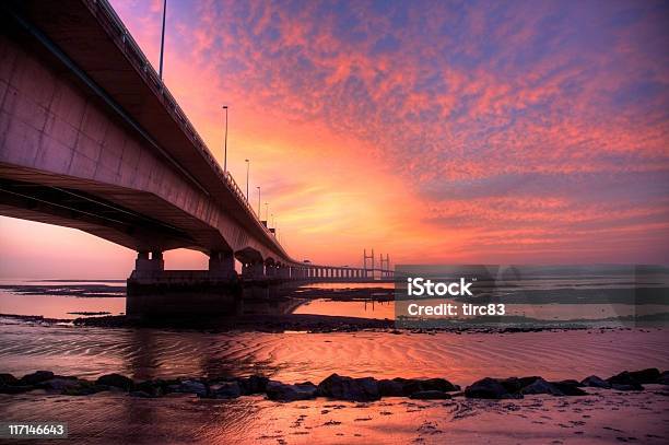 Photo libre de droit de Second Pont Severn Crossing Au Coucher Du Soleil banque d'images et plus d'images libres de droit de Autoroute - Autoroute, Bleu, Ciel