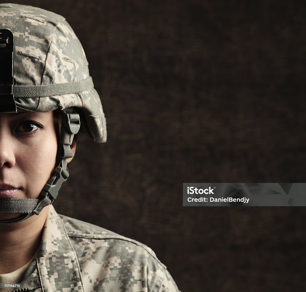 Портрет женщины с нами военные солдат - Стоковые фото Женщины роялти-фри