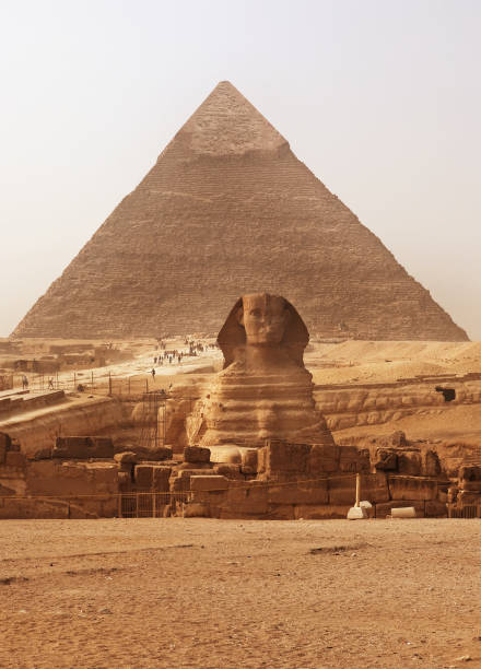 le sphinx et la pyramide - giza photos et images de collection