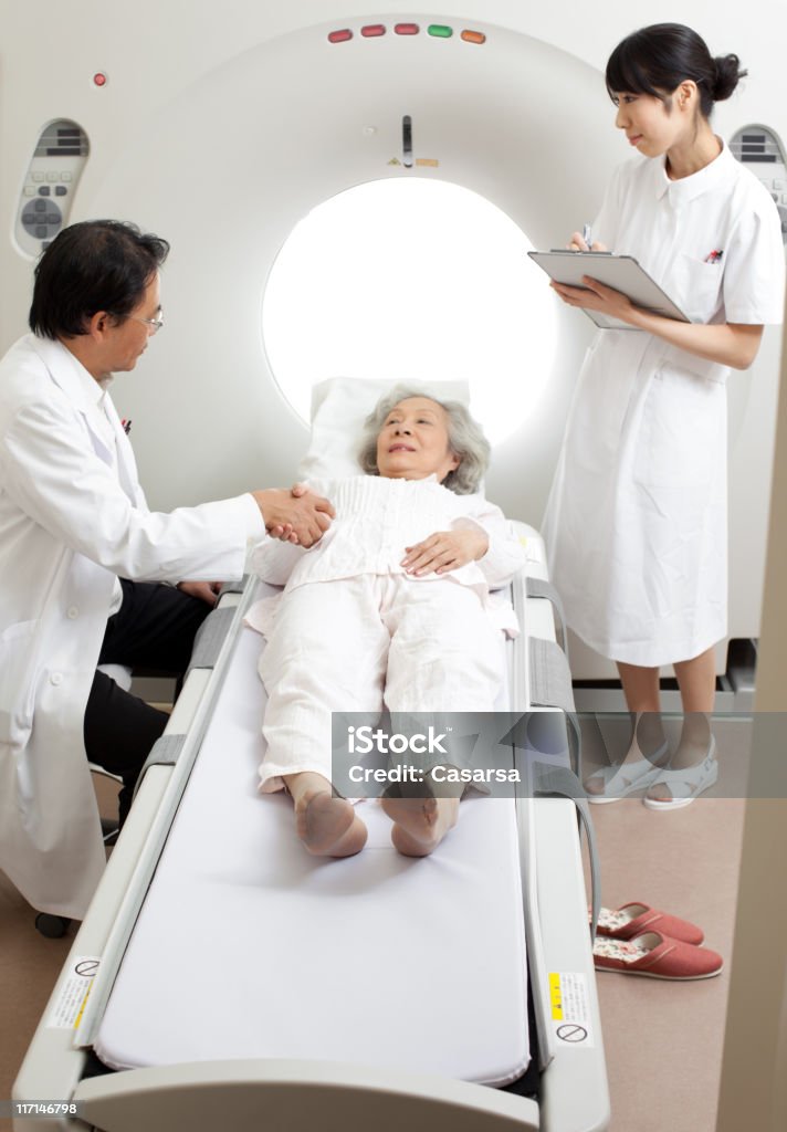 의사는 환자가 있는 MRI scaner - 로열티 프리 CAT 스캔 기계 스톡 사진