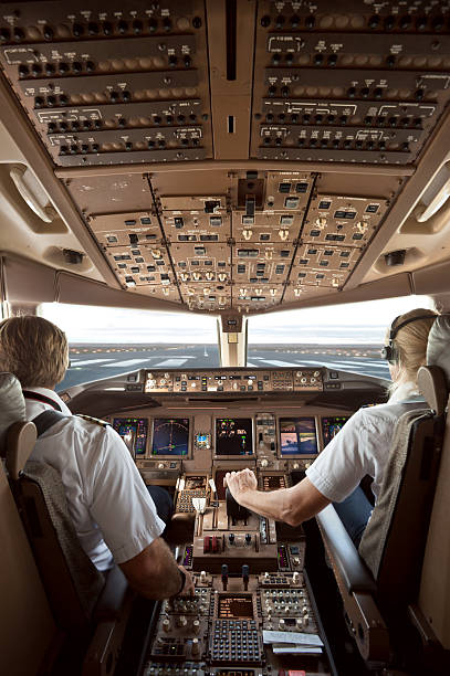 cabina de piloto - cockpit airplane aerospace industry control fotografías e imágenes de stock