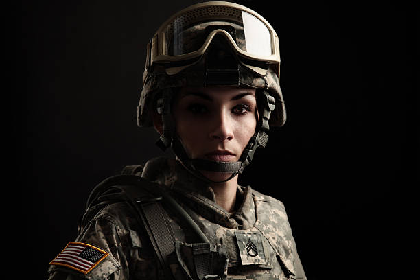 retrato de una mujer nosotros military soldier - casco de deportes fotos fotografías e imágenes de stock