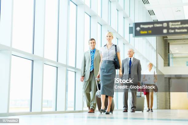 Foto de Negócio De Sucesso Pessoas Com Bagagem A Pé Em Um Aeroporto e mais fotos de stock de Aeroporto