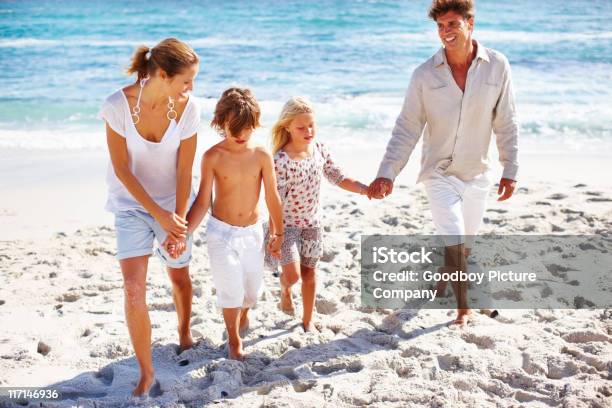 Foto de Família De Mãos Dadas E Andando Na Praia e mais fotos de stock de Família - Família, Verão, Azul