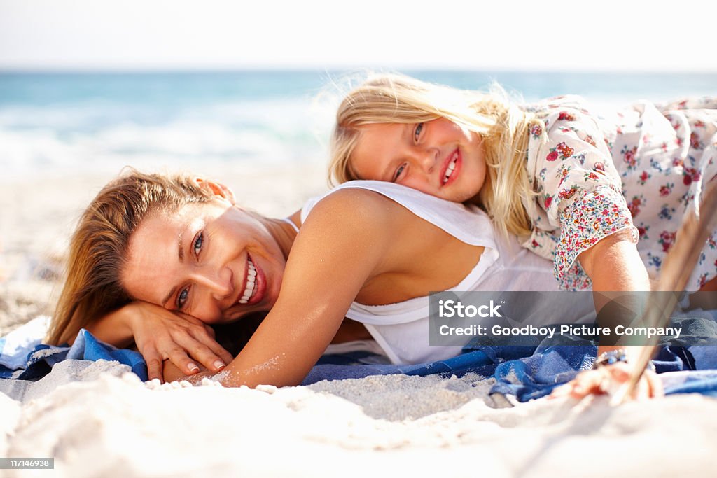 Mutter und Tochter entspannend am Strand - Lizenzfrei Liegen Stock-Foto