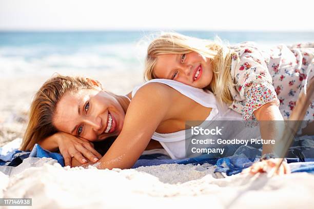 Mutter Und Tochter Entspannend Am Strand Stockfoto und mehr Bilder von Liegen - Liegen, Mutter, Strand