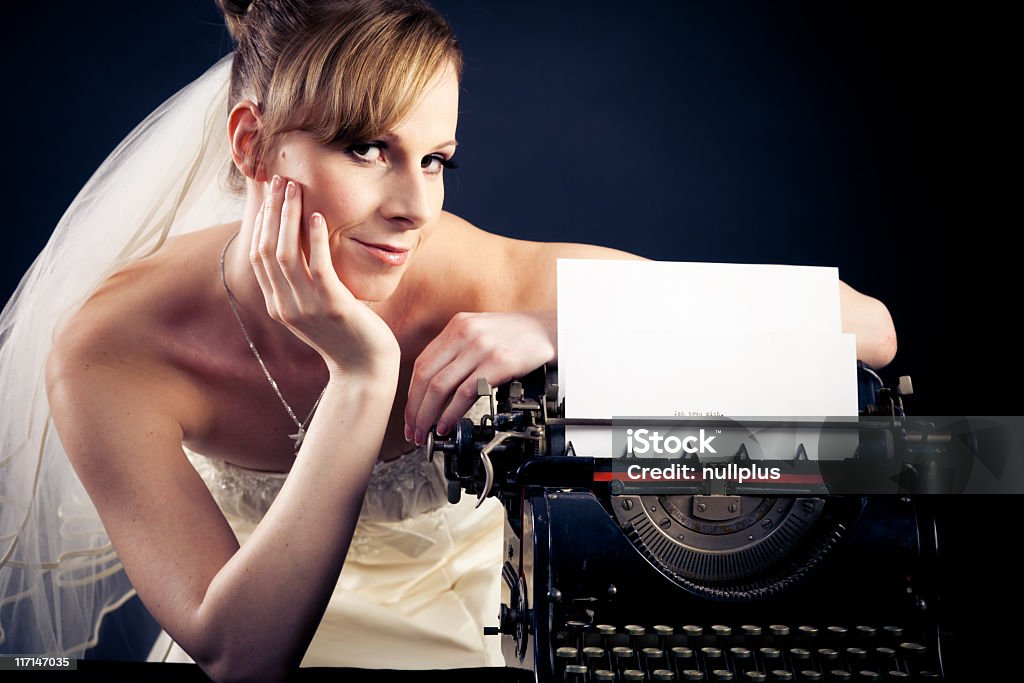 Linda noiva com máquina de escrever - Foto de stock de 20 Anos royalty-free