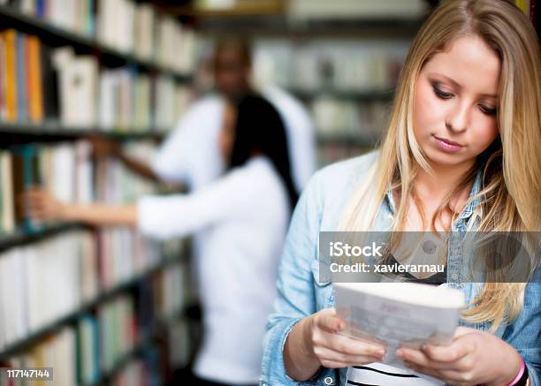 Bibliothek Lesen Stockfoto und mehr Bilder von Akademisches Lernen - Akademisches Lernen, Arbeitszimmer, Attraktive Frau