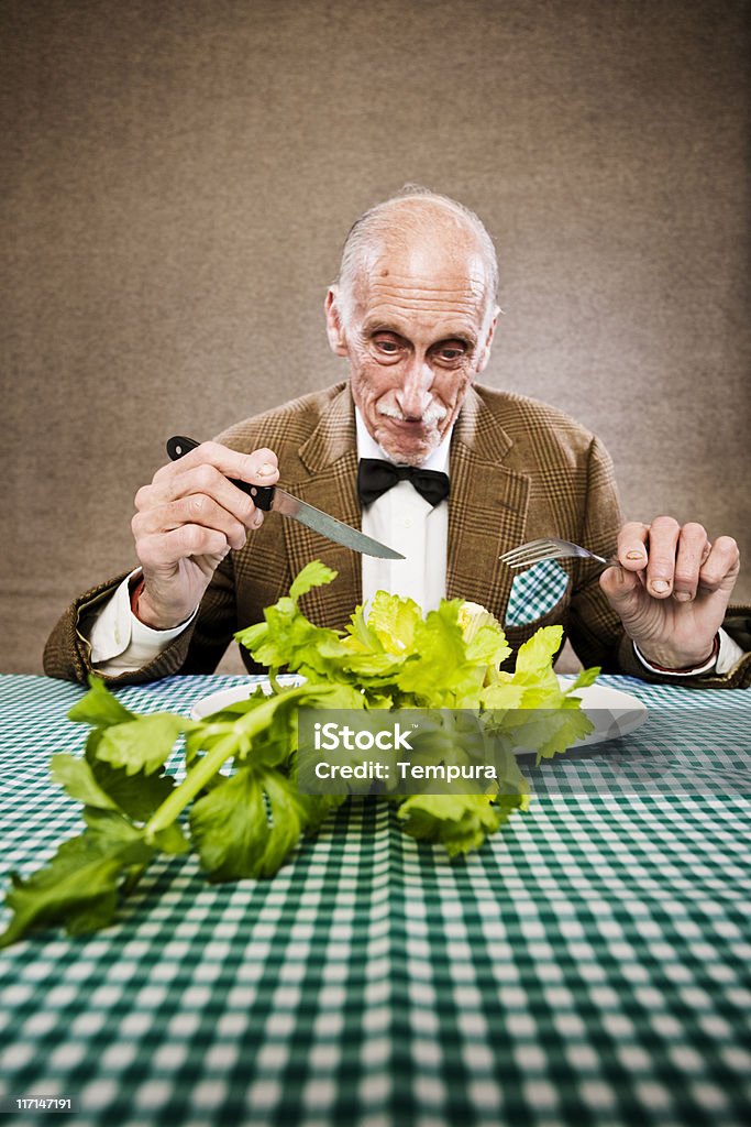 Old pauvre homme manger un simple repas. - Photo de Troisième âge libre de droits