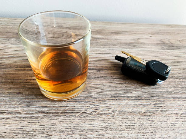 음주 운전 개념. 테이블에 위스키와 자동차 열쇠가있는 유리. - drunk driving alcohol key law 뉴스 사진 이미지