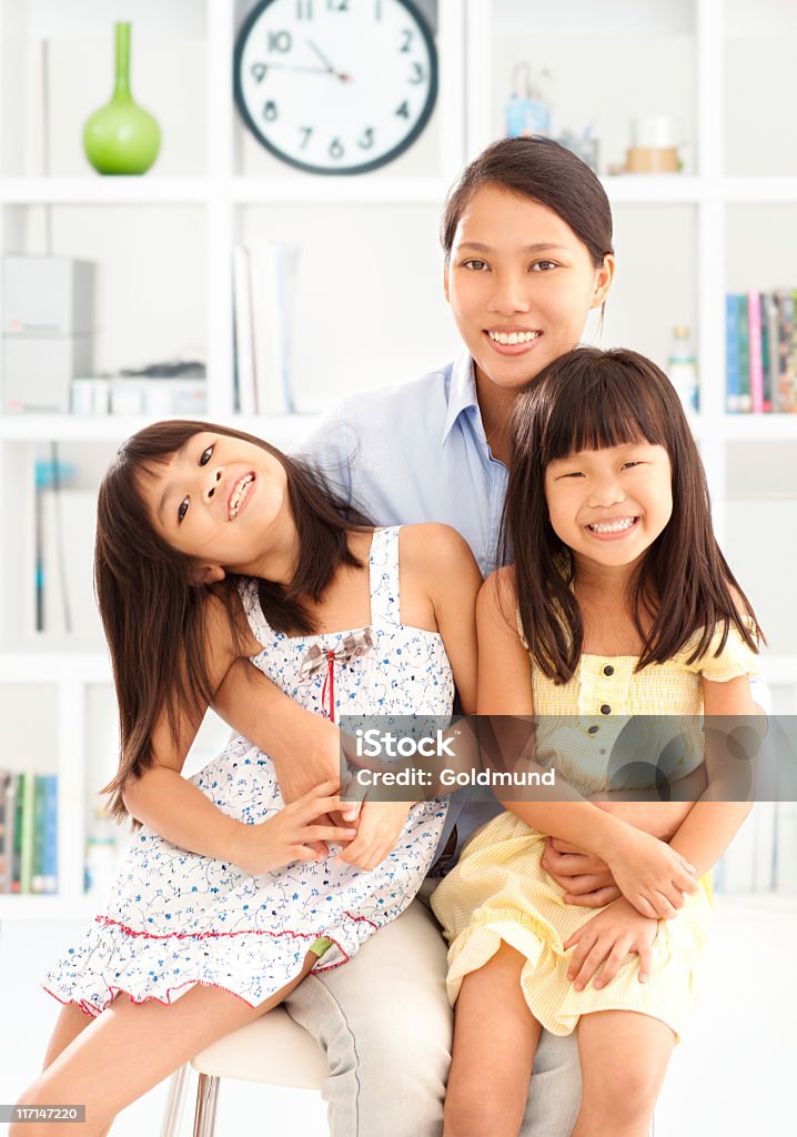 Madre con hijas - Foto de stock de Abrazar libre de derechos