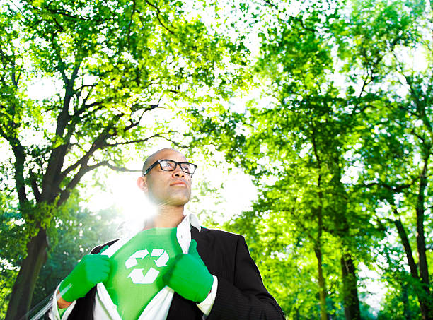 grüne superheld geschäftsmann führt die fahrt - recycling green environment superhero stock-fotos und bilder