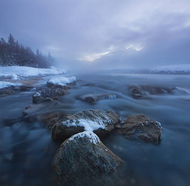 amanhecer no rio lech perto forchach, tirol, áustria - forchach imagens e fotografias de stock