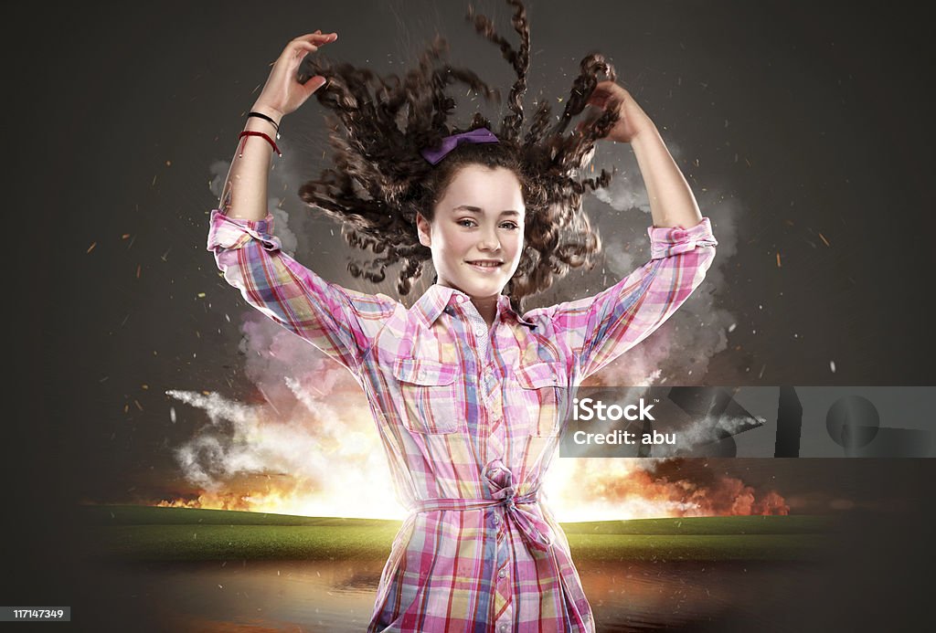 Dziewczyna z rąk w górę i włosów - Zbiór zdjęć royalty-free (Bomba)