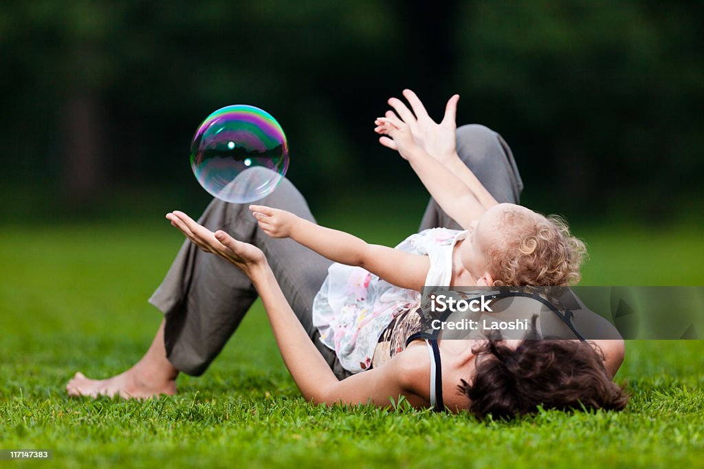 Soplando burbujas - Foto de stock de Acostado libre de derechos