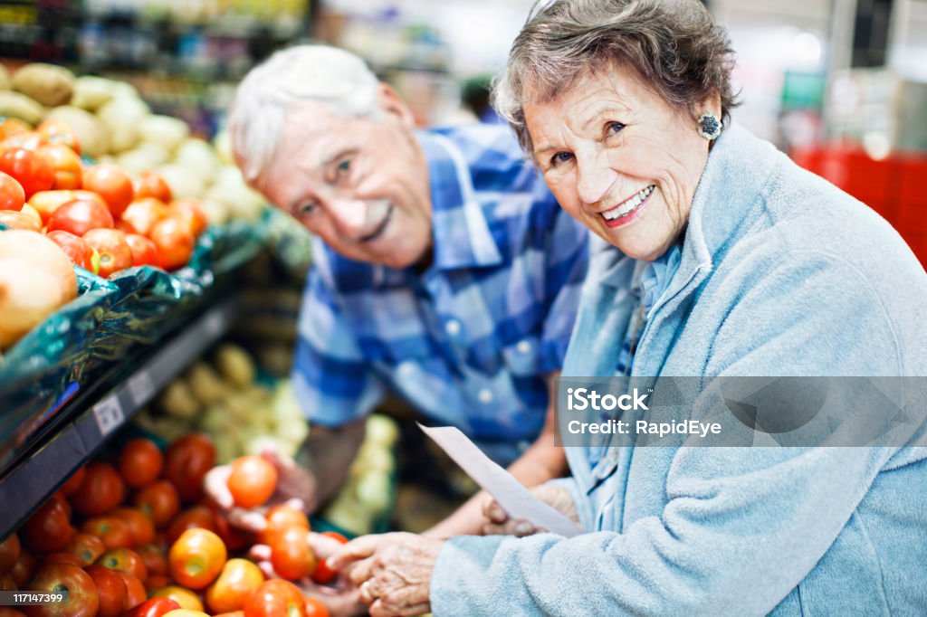 Feliz Casal Idoso escolher rodelas no supermercado look, a sorrir - Royalty-free Casal Idoso Foto de stock