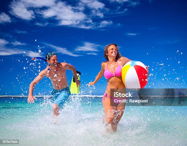 Verão Praia Divertidas - Fotografias de stock e mais imagens de Casal - Casal, Praia, Máscara e Tubo Respiratório