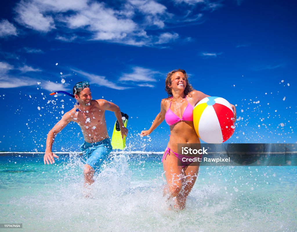 Летние развлечения на пляже - Стоковые фото Пара - Человеческие взаимоотношения роялти-фри