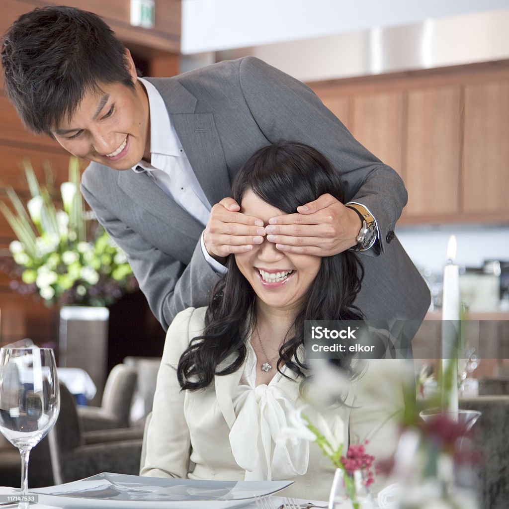 Молодая Счастливая Japaneese пара знакомства в ресторане. - Стоковые фото 18-19 лет роялти-фри