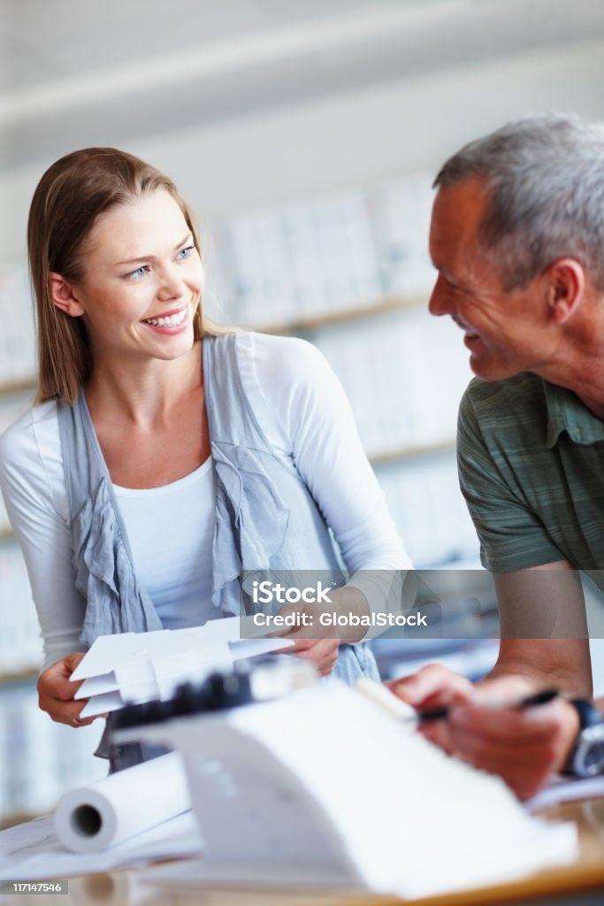 Architecte et clients heureux de femme regardant les plans de maison - Photo de Adulte libre de droits