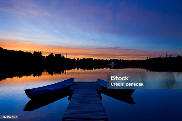 Barcos E Pontão Ao Pôr Do Sol - Fotografias de stock e mais imagens de Atracado - Atracado, Dois Objetos, Veículo Aquático