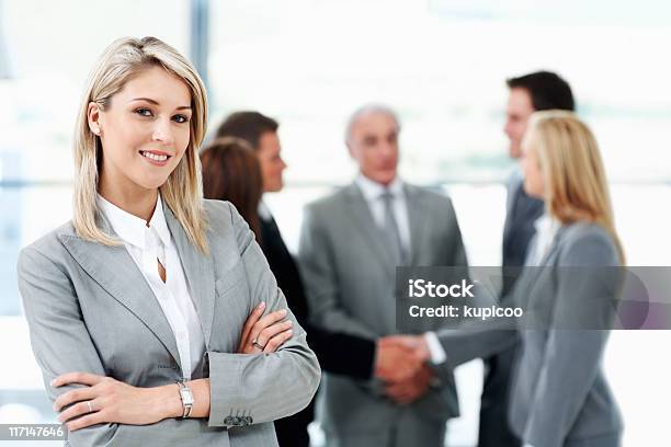 Hermosa Mujer Sonriente Ejecutiva Foto de stock y más banco de imágenes de 20 a 29 años - 20 a 29 años, 30-39 años, Adulto