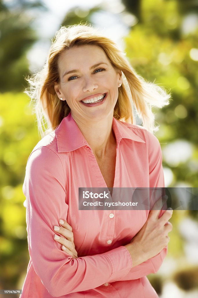 Donna felice all'aria aperta - Foto stock royalty-free di Donne