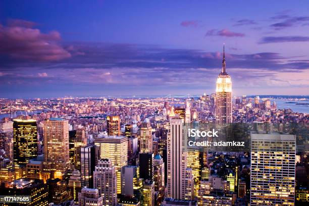 Foto de Cidade De Nova York Ao Pôrdosol e mais fotos de stock de New York City - New York City, Roxo, Estado de Nova York