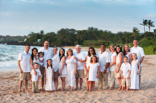 Amplio Retrato de familia en la playa photo