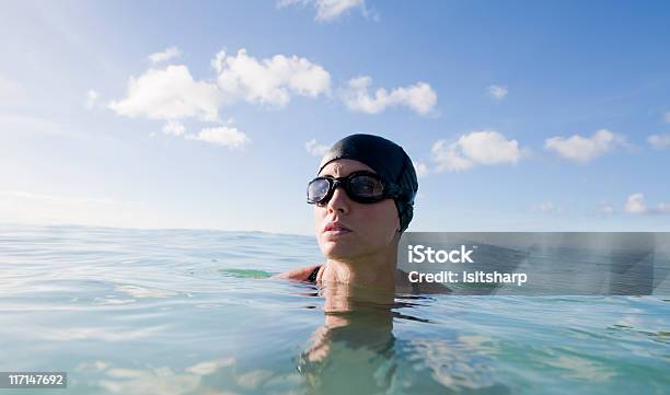 Nadador Foto de stock y más banco de imágenes de Gorro de baño - Gorro de baño, Luz del sol, Natación