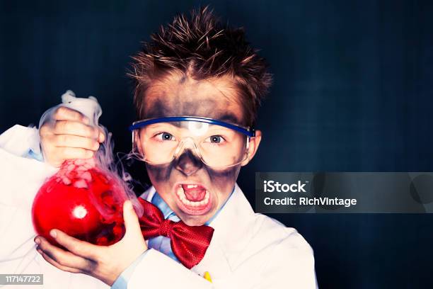 Little Verrückter Wissenschaftler Stockfoto und mehr Bilder von Kind - Kind, Wissenschaftliches Experiment, Bizarr