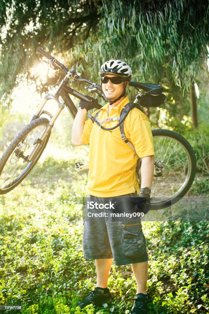 Ciclismo de montaña bicicleta en sholder retención - Foto de stock de Andar en bicicleta libre de derechos