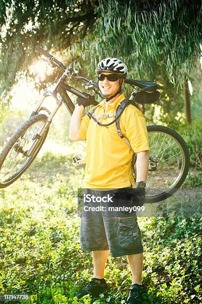 Ciclismo De Montaña Bicicleta En Sholder Retención Foto de stock y más banco de imágenes de Andar en bicicleta - Andar en bicicleta, Bicicleta, Hombres