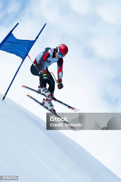 Photo libre de droit de Extreme Saut Au Downhill Race banque d'images et plus d'images libres de droit de Ski - Ski, Paire de skis, Compétition