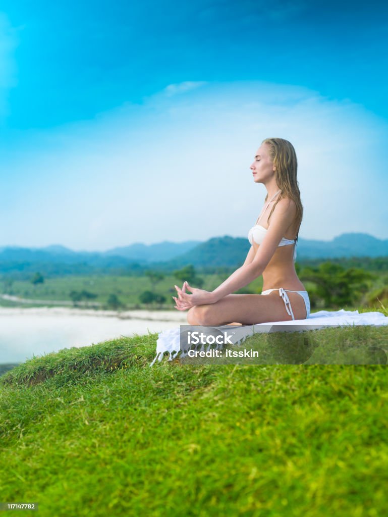 Женщина практике йоги на холме - Стоковые фото Бали роялти-фри
