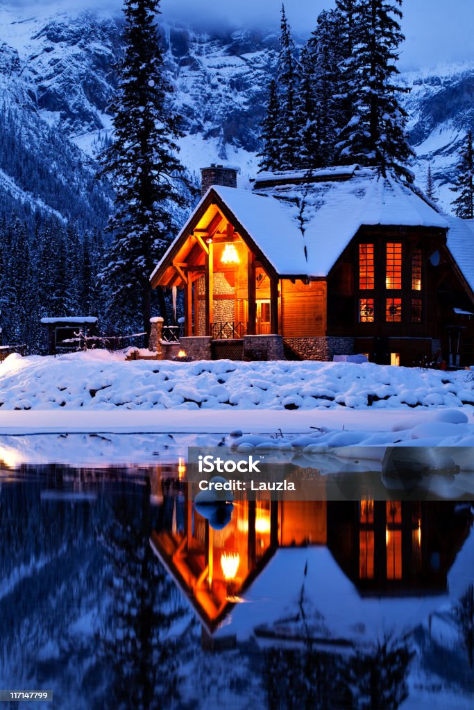 Invernale cabina riflette - Foto stock royalty-free di Capanna di legno