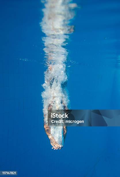 Tauchen Sie Auf Stockfoto und mehr Bilder von Sprung - Wassersport - Sprung - Wassersport, Schwimmbecken, Unterwasseraufnahme