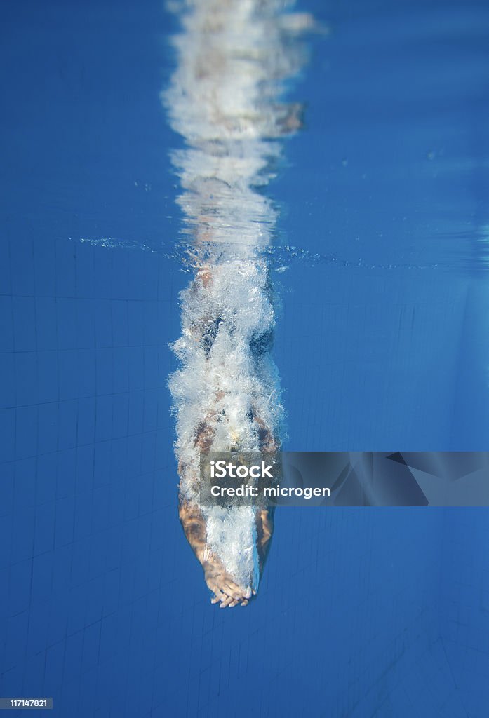 Plongée sous-marine tout droit le long de - Photo de Plonger dans l'eau libre de droits