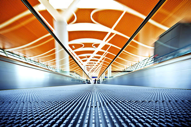aeropuerto de un pasaje peatonal. - escalator people city blurred motion fotografías e imágenes de stock