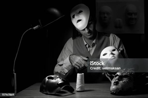 Foto de Fabricante De Máscaras e mais fotos de stock de Branco - Branco, Carnaval - Evento de comemoração, Máscara