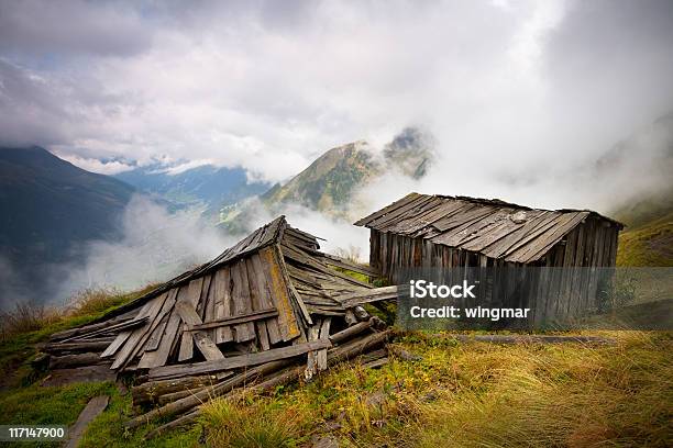 Photo libre de droit de Alpine Hut Dans Le Tyrol Autriche banque d'images et plus d'images libres de droit de Délabré - Délabré, A l'abandon, Absence